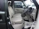 運転席と助手席は独立していながら座席がベンチシートなので、助手席からの乗り降りもスムーズにできます。