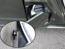ガソリン給油口は運転席側に有りフューエルリッドオープナーも運転席の足元に装備していますので便利です。給油口は運転席側のフロントドアにあります。