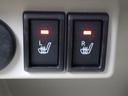 運転席と助手席の座面を温めるシートヒーターを標準装備!寒い日でも快適に過ごすことができます。
