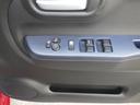 運転席のドアにはパワーウインドウと電動格納式ドアミラーを操作するスイッチがあります。お手元操作で便利です。