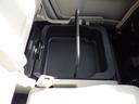 助手席の下にはボックスがあり、取り外しもできるので便利です。プラスチックですので濡れた物でも大丈夫です!!