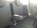 【リヤシートアームレスト】後部座席にもアームレストが付いていると長距離も楽ですよね（＾＿＾）　使わないときは格納できます。
