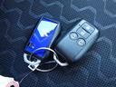 【スマートキー】スマートキー付きです。キーをポケットやバッグに入れたままでもドアのロック&アンロックができ、雨の日や荷物の多い日にはとっても便利!!