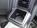 運転席インパネにあるドリンクホルダー/500mlのペットボトルもOK!!携帯電話などの小物入れにも最適です!!