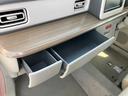 助手席には引き出し式の収納ありますよ☆