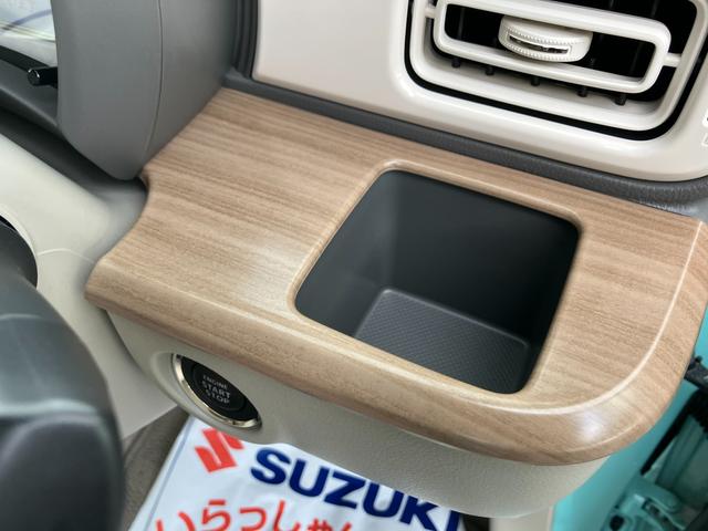 �^�]�Ȃ̑O�ɂ͌g�ѓd�b�Ȃǂ̏��������[�ł���y�C���p�l�h�����N�z���_�[�z������܂�