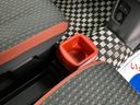 フロントシートの間にドリンクや小物を収納するトレーがあり便利。紙パックも入るドリンクホルダー付!