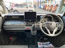 スーツケースをモチーフに遊びゴコロあるインパネ。インパネシフト、フットブレーキで足元や運転席のスペースも広々。