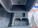 運転席と助手席の間には【コンソールドリンクホルダー】が。カードなど入れられ、色々な場面で活躍しそう♪