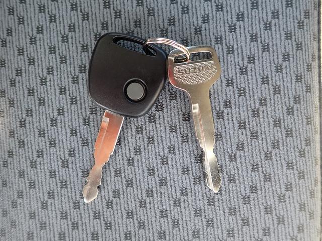 キャリイトラック KC エアコン・パワステ 7型 2WD 5速マニュアル セーフティサポート非装着車 キーレス パワーウィンドー オートライト リヤパーキングセンサー AM/FMラジオ 3方開(18枚目)