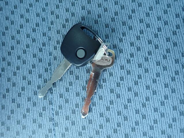 キャリイトラック KC エアコン・パワステ 7型 4WD セーフティサポート パートタイム4WD 5MT キーレス パワーウィンドー アイドリングストップ AM/FMラジオ 3方開(20枚目)