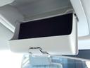 【オーバーヘッドコンソール】ルーフの前方に付いている収納。サングラスやメガネ入れとして！もちろん他の物を入れてもＯＫ！！
