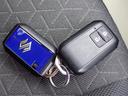 【スマートキー】スマートキー付きです。キーをポケットやバッグに入れたままでもドアのロック&アンロックができ、雨の日や荷物の多い日にはとっても便利!!