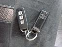 【スマートキー】スマートキー付きです。キーをポケットやバッグに入れたままでもドアのロック＆アンロックができ、雨の日や荷物の多い日にはとっても便利！！
