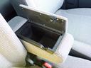 【アームレスト】長距離運転などでリラックスして走行可能！！小物類の収納にとっても便利な『アームレストボックス』　も装備されています！！