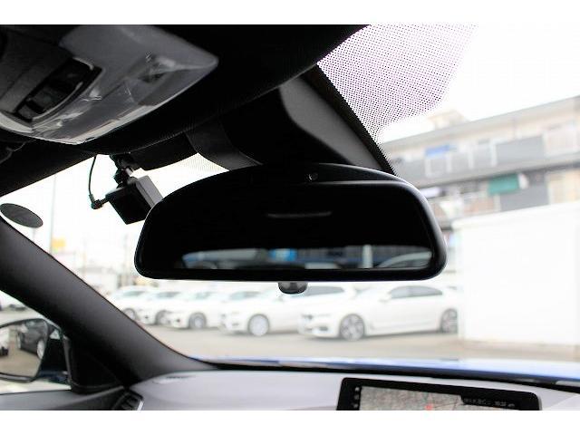 自動防眩ルーム・ミラー：後続車からの光が一定以上の強さになると、自動的に眩しさを緩和します。