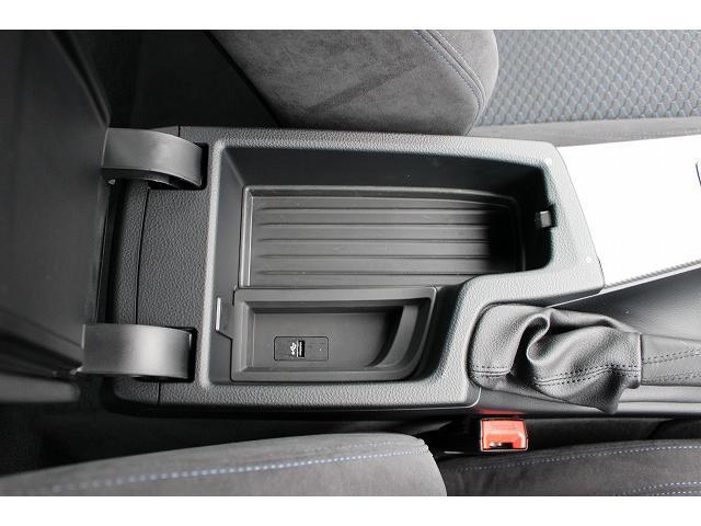 運転席と助手席の肘置きを開けると小物を入れれるスペースがあります。