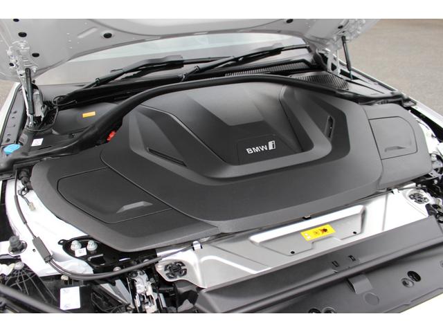 i4 eDrive 40 Mスポーツ EVモデル 充電コード付 認定中古車 AIS車両品質評価書付 弊社元試乗車 レザーシート LEDヘッドライト 純正ナビ 全周囲モニター 急速充電対応 CHAdeMO規格対応(3枚目)