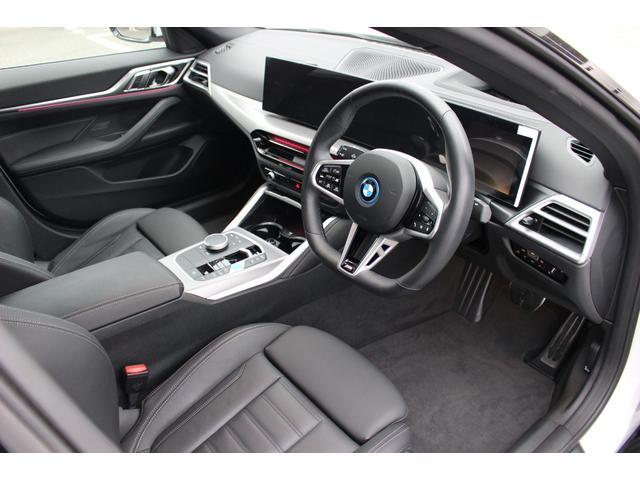 i4 eDrive 40 Mスポーツ EVモデル 充電コード付 認定中古車 AIS車両品質評価書付 弊社元試乗車 レザーシート LEDヘッドライト 純正ナビ 全周囲モニター 急速充電対応 CHAdeMO規格対応(14枚目)