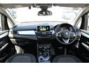 BMWのコックピットは、ドライバーの操作性を重視した、シンプルな作り。スイッチ類はすべてとの届く範囲あり、コンピュータの操作もi‐Driveですべて管理。