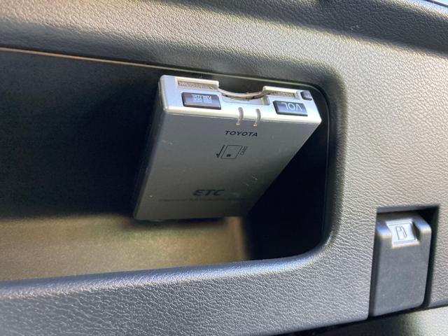 ＥＴＣ付きです。高速道路料金所で　の小銭の出し入れや雨天時にお　ける窓の開け閉めなどの煩わしさ　が解消できます。料金所の通過も　スムーズで快適ですよ。