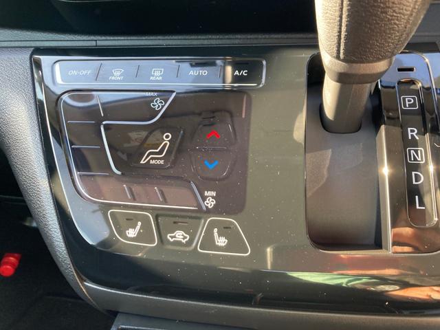 エアコンもタッチパネル式で操作も簡単です。運転席と助手席にはそれぞれシートヒーターが付いていますよ！