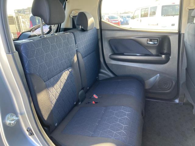 後部座席はプライバシーガラスで　す。断熱効果があるので、日光に　よる車内温度の上昇を防いでくれ　ます。その為、夏場のエアコンは　効きが良くなり、快適に過ごせま　す。