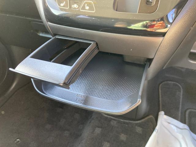 運転席と助手席の間にもドリンクホルダーが付いてます！テーブルとしても使えます。