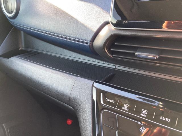インパネ部にも収納スペースがあります。ちょっとした物を置けるスペースがあって便利ですよ！