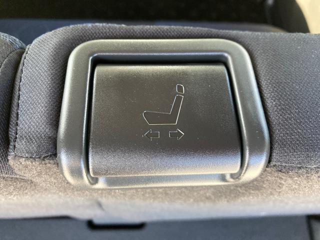 後部座席は後ろから前後にスライド出来て便利です。