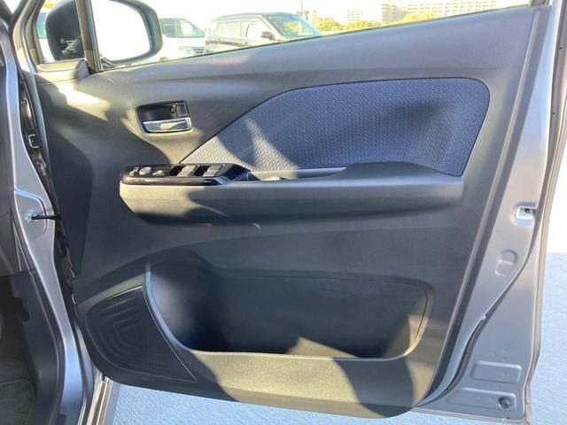 運転席の内張もきれいにしてます。内張りの所にも収納スペースがあります！