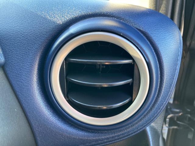 エアコンの風の向きは自由に調整できます。寒い時など蓋ができるので便利です。