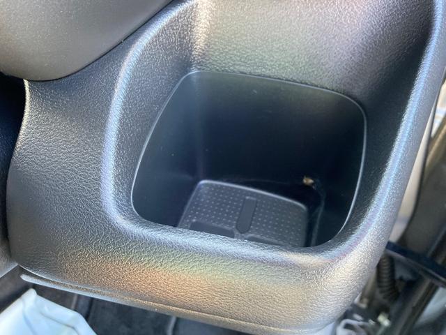 運転席側のドリンクホルダーです。