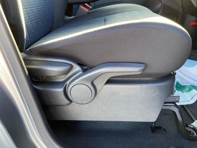 運転席のシートの高さの調整ができます。ポンプ式で力も要らないので楽に調整ができます。