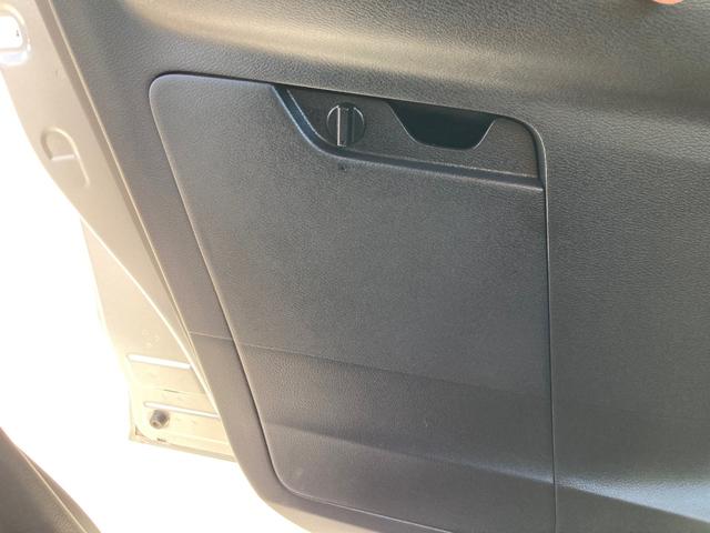 助手席の内ドア部分に車検証入れが付いています。