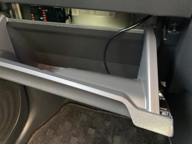 大きなグローブボックスなので、色々入れれます。