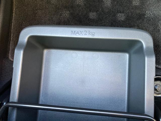 助手席の下には収納ボックスがあります。車検証を入れたり靴の替えなど収納できて便利ですよ