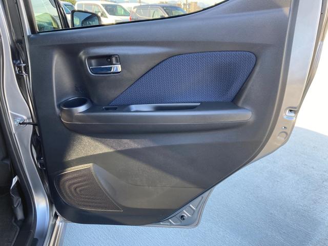 後部座席の内張もきれいにしてます。内張りの所にも収納スペースがあります！