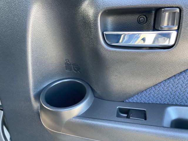 運転席の内張りの所にも収納スペースがあります！
