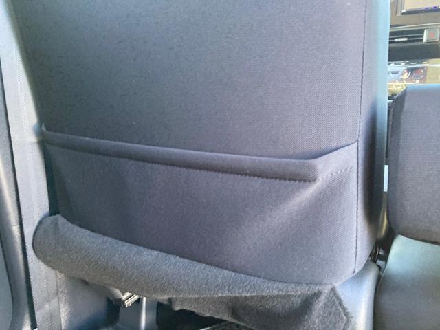 助手席の後ろには収納スペースがあります！