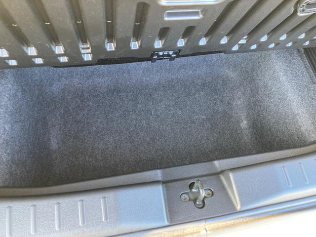 スペアタイヤは付いてません。パンク修理キッドが付いてます。トランクルームの下にも収納スペースがあります！