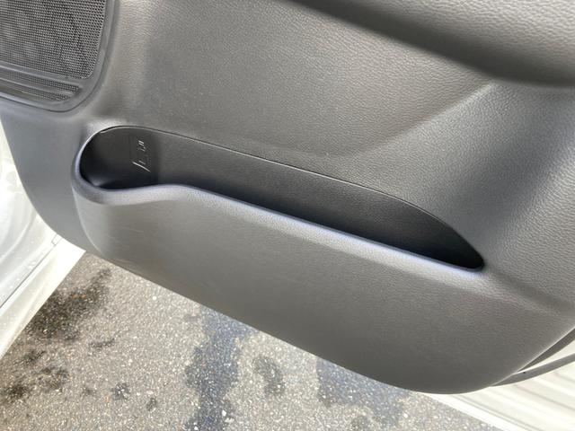 デリカＤ：２ ハイブリッドＭＺ　オートハイビーム　衝突被害軽減ブレーキ　アダプティブクルーズコントロール　スマートキー＆プッシュスタート　両側パワースライドドア　フルセグＴＶ　ＤＶＤ　シートヒーター　ナビＴＶ　コーナーセンサー（25枚目）