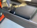 運転席の内張りの所にも収納スペースがあります!