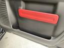 運転席の内張りの所にも収納スペースがあります！
