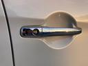 電動格納ドアミラーです。狭い道の離合時は必ず役に立ちますよ。
