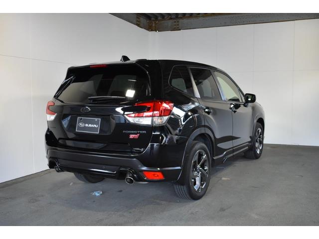 フォレスター ＳＴＩスポーツ　ワンオーナー　Ｅ型モデル　左サイドカメラ・左右独立温度調整機能付きフルオートエアコン装備・レザーシート・シートヒーター・パドルシフト機能・１８インチアルミホイール（6枚目）