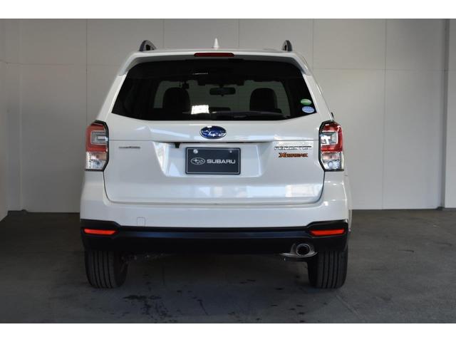 ハイマウントストップランプを内蔵した、リヤスポイラー装備。右側リヤコンビレンズには、リヤフォグランプを装備し霧などの悪天候時に、後方車両からの視認性を高めます。