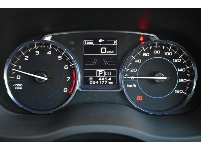 高い質感と視認性を備えたメーターです。イグニションをＯＮにすると指針がＭＡＸを指し速やかにゼロへ戻るスイープ動作付。走りの期待感を高めます。