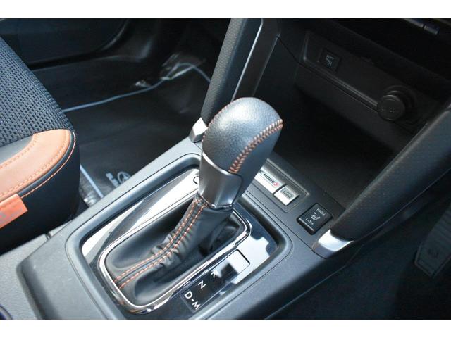 シフトレバーはＬ字型のシフトチェンジになっていまして、Ｄレンジ走行で、右側へレンジを切り替えて頂く事で、マニュアルモードでの走行を楽しいんで頂けます。