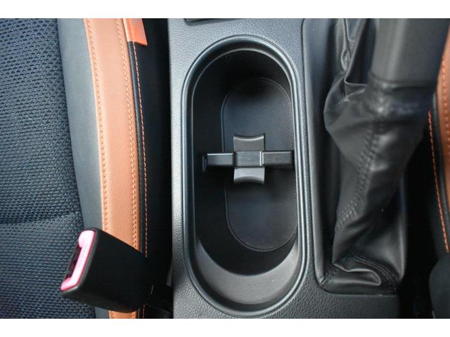 フロントカップホルダー装備ペットボトルなども置くことができます。